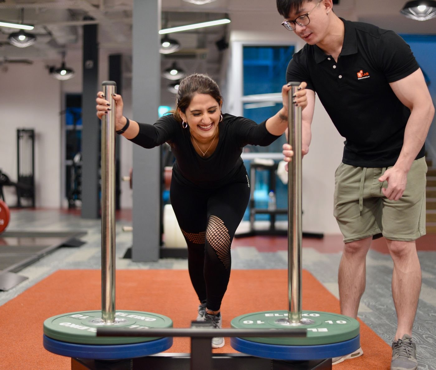 Atleta empujando un trineo en un gimnasio